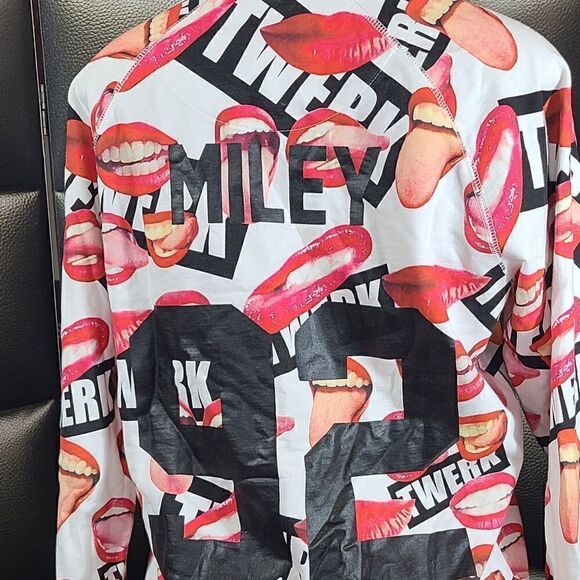 Miley Twerk shirt    - Picture 8 of 9